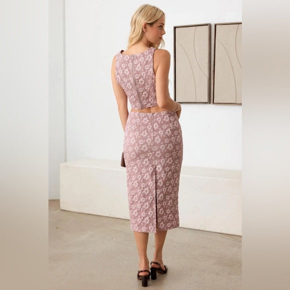 Le Lis-Mauve Floral Embroidered Corset Top Long Waist Skirt Set - Picture 5 of 5